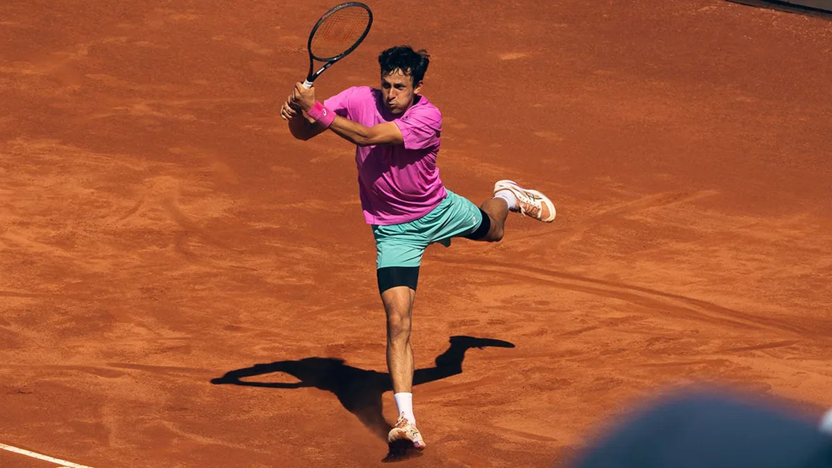 Nava surges to Santiago shock against Berrettini