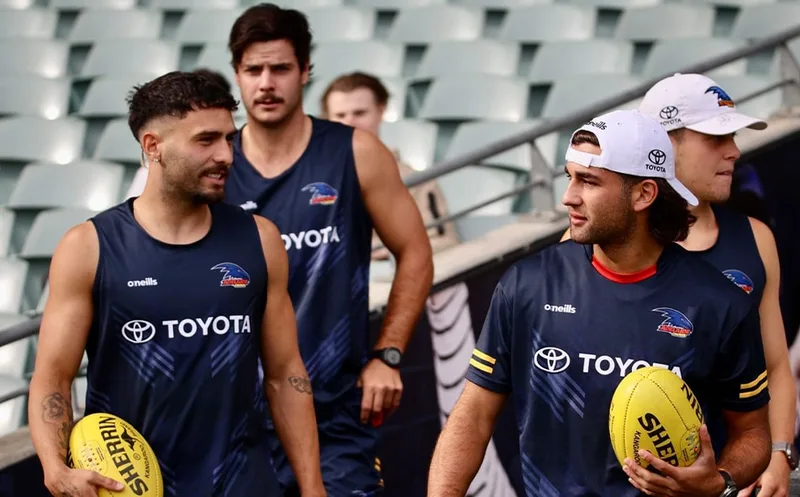 Beautiful field kick from Rankine opens up Geelong and Rachele drills a goal