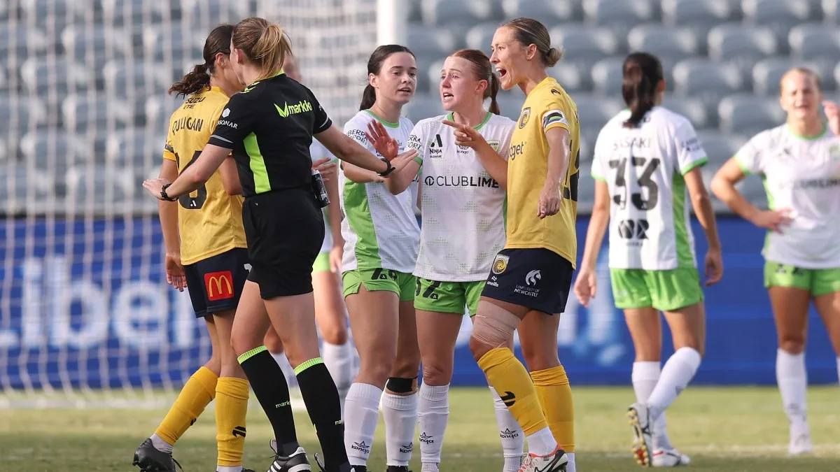 Mariners and Canberra set up thrilling season finale after scrappy draw