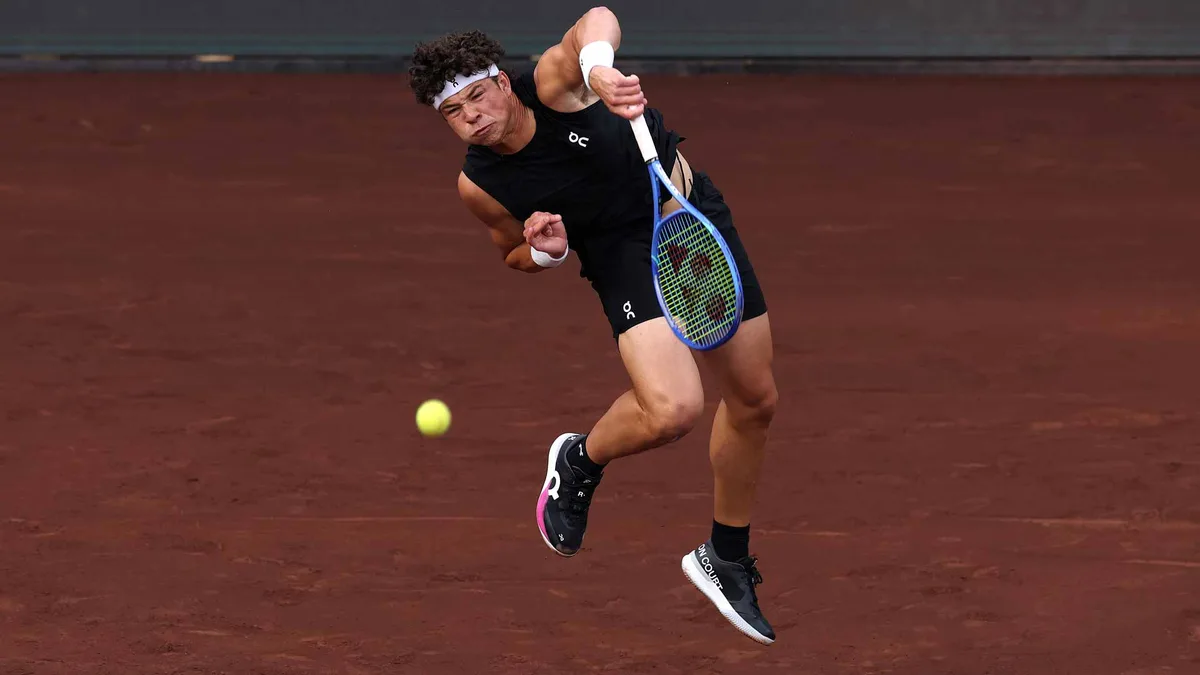 Shelton begins clay swing with 21-ace statement in Houston; Paul wins