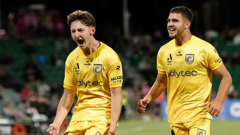 Mariners rescue a point to remain in ALM finals race