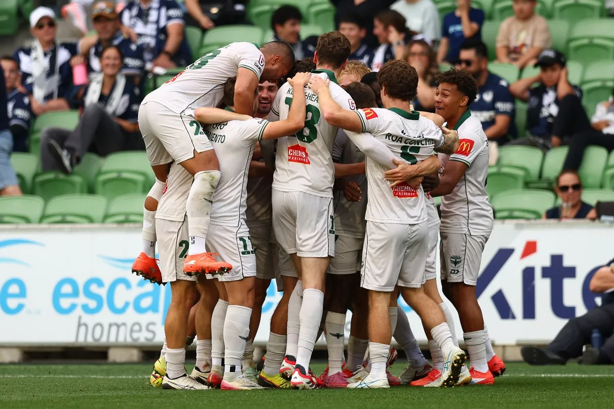 Wellington Phoenix win at Melbourne Victory for the first time in nine years