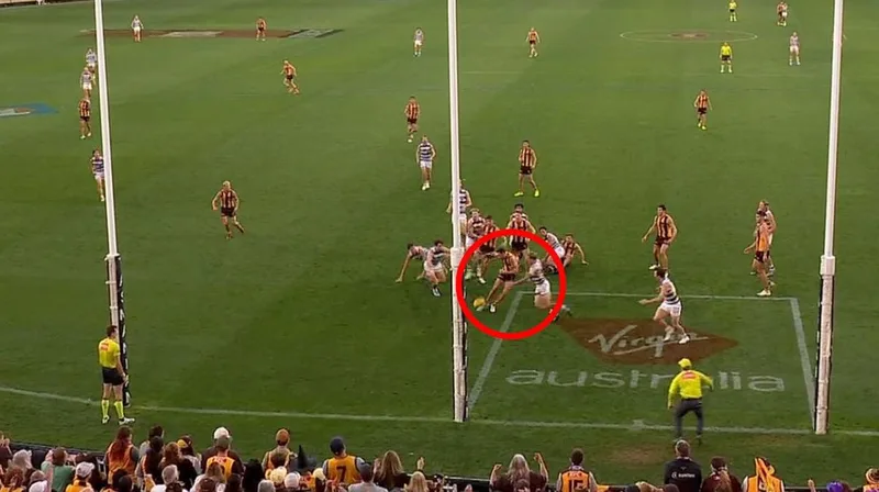 Jack Gunston kicks a point in final seconds as Hawthorn beat Geelong in Easter Monday thriller