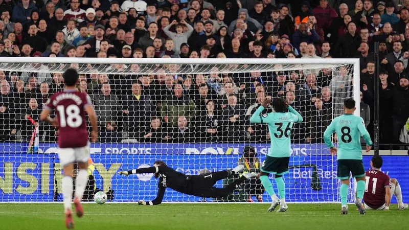 Hammers nail Wolves, Spurs drop into relegation zone