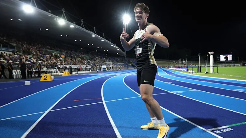 Kennedy breaks 10-seconds, Hull crashes near finish in dramatic night
