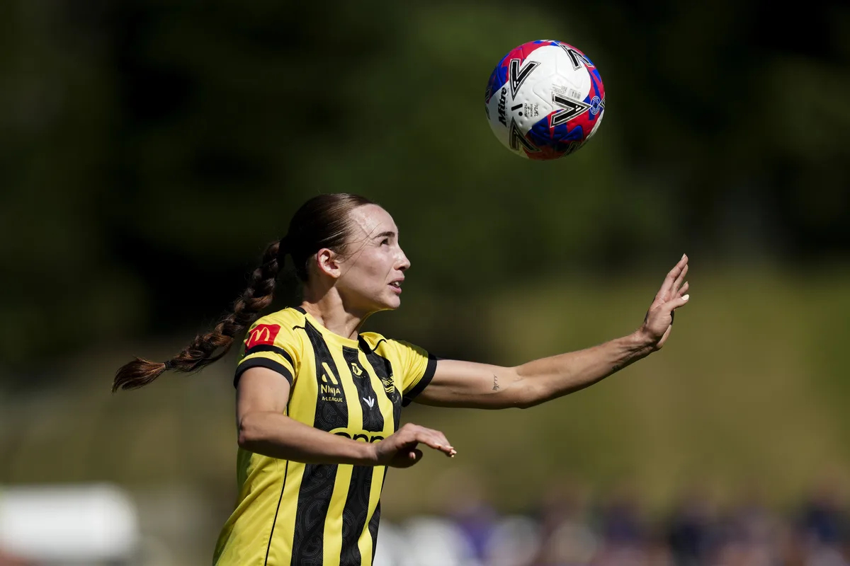 Phoenix legend Mackenzie Barry signs on for another season