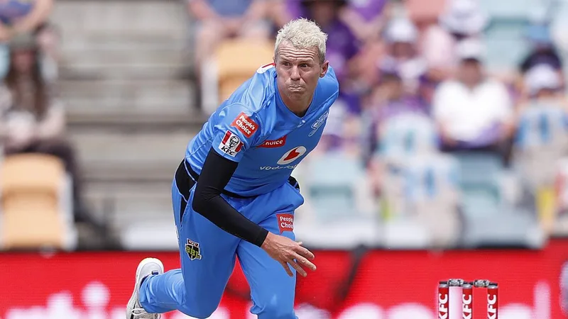 Peter Siddle and Samit Patel blocked from playing in the T20 Blast due to playing in " Unauthorised " World Legends Pro T20 League in Goa.