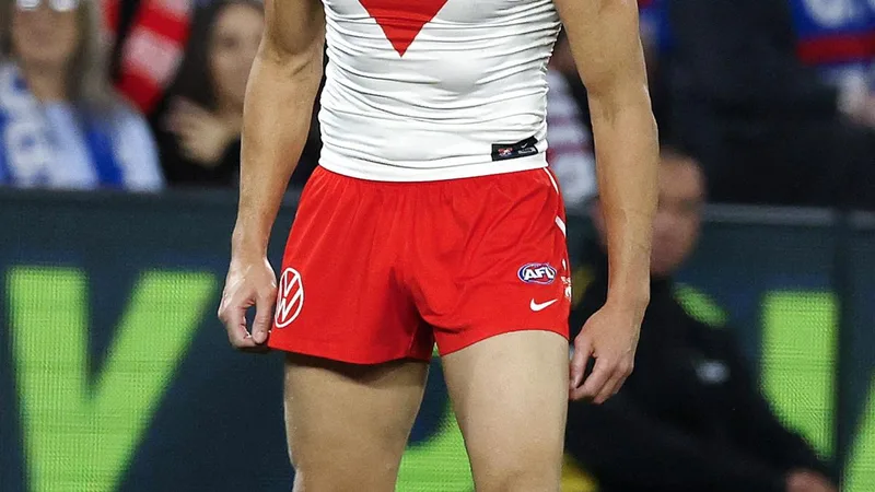 AFL 2026: Western Bulldog star Aaron Naughton will get a neck scan on Friday after his big fall