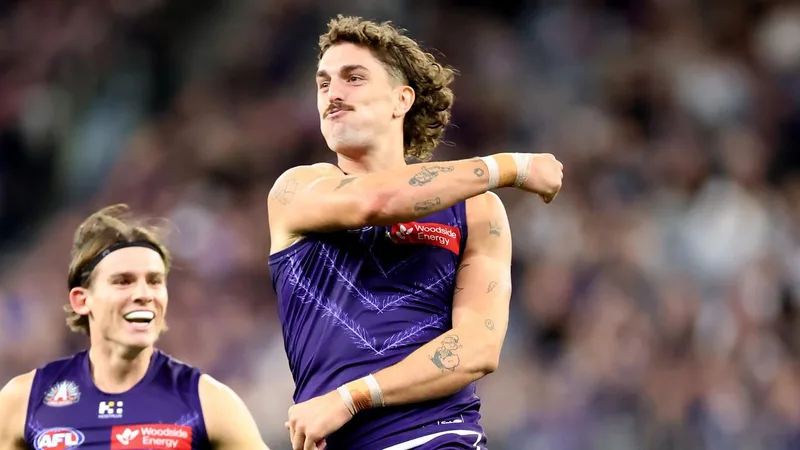 Fremantle Dockers make it six wins in a row as Luke Jackson and Shai Bolton star against Carlton Blues