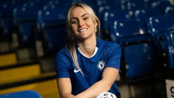 Chelsea [3] -- 1 Everton 53': Ellie Carpenter weaves between the defense and taps it in