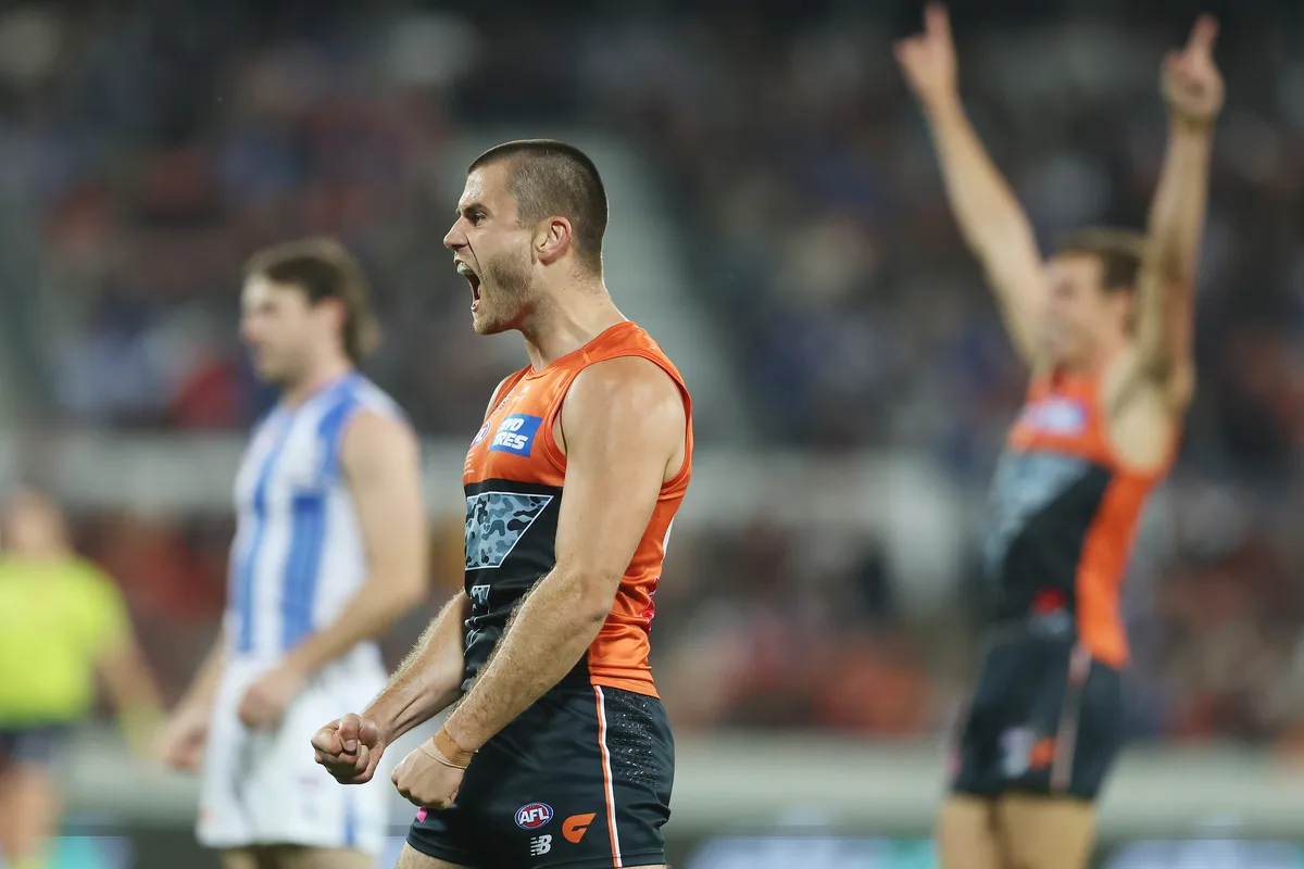 Giants survive Roos surge, controversial late call in nail-biting win