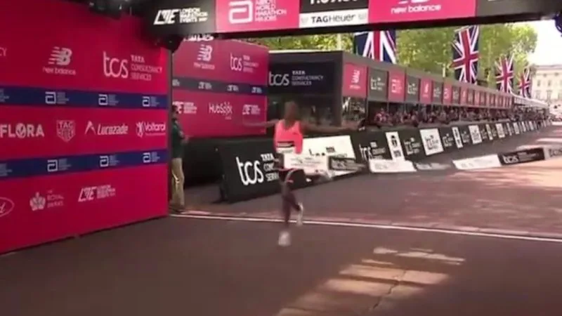 Kenyan breaks two-hour mark in London Marathon