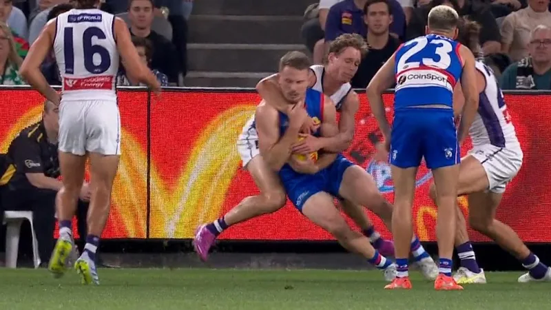 AFL’s high contact rule raises frustrations as Western Bulldogs’ clash with Fremantle littered with free kicks