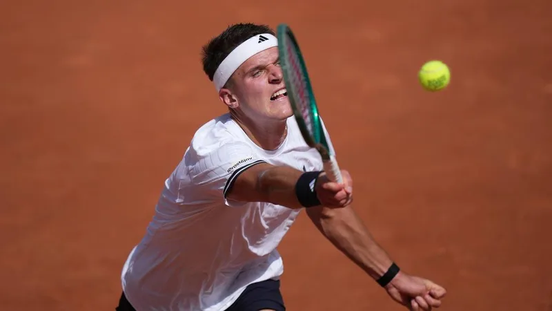 De Minaur's Paris opponent collapses in 'insane' heat