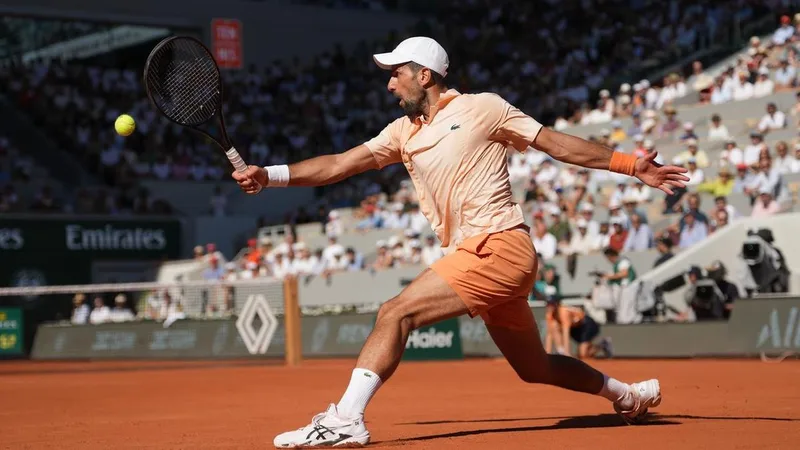 Djokovic Powers Through Paris Heat to Advance at French Open