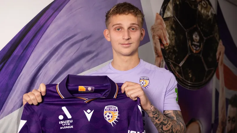 Glory continue squad rebuild as defender returns to boyhood club