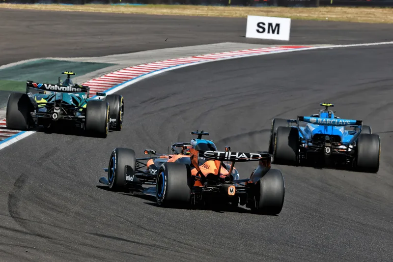 Sainz blames blue flag failure for Piastri clash