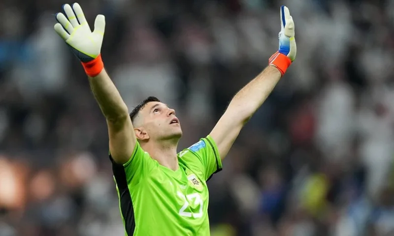 Dibu Martinez: Unattached to Juventus