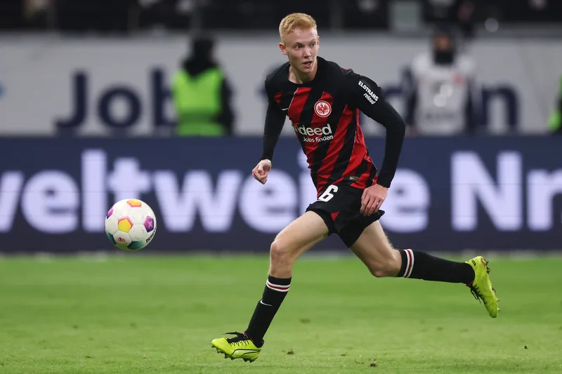 Hugo Larsson: Newcastle United to Manchester United